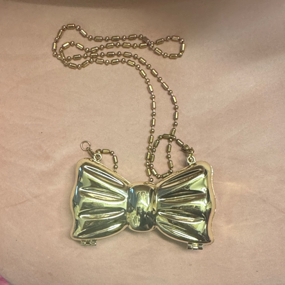 Gold Bow-Shaped Clutch can be worn crossbody !